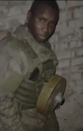 俄军也搞出了“人肉炸弹”了，他们让一些来自非洲的雇佣兵绑上地雷，然后去炸毁乌克兰