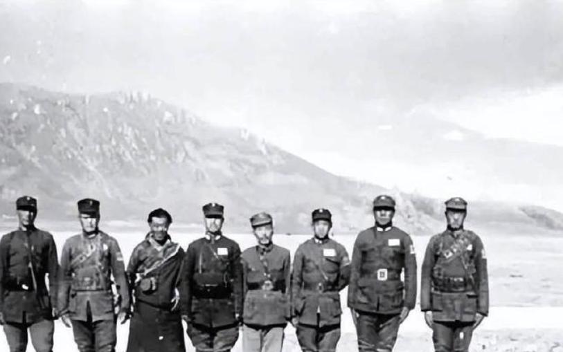 1950年，解放军进驻边疆哨所，8名蓬头垢面国军士兵哭着埋怨：“4年了……咋才来