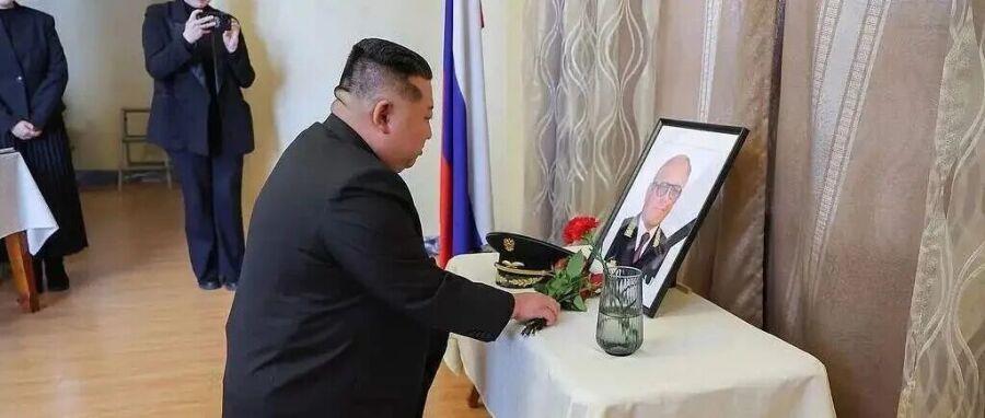 最近看到金正恩单膝跪地吊唁俄驻朝大使亚历山大·马采戈拉的画面，真的很让人动容。马