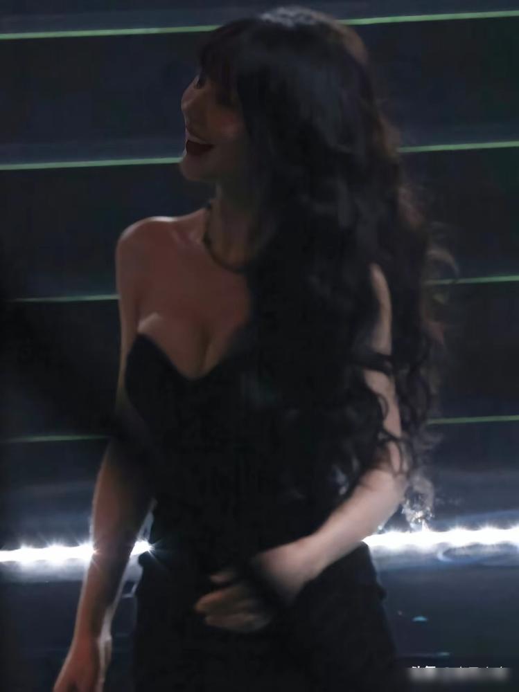 田曦薇这事就有意思了，不走甜妹路线，改当辣妹了。说白了，时代真的变了。想当