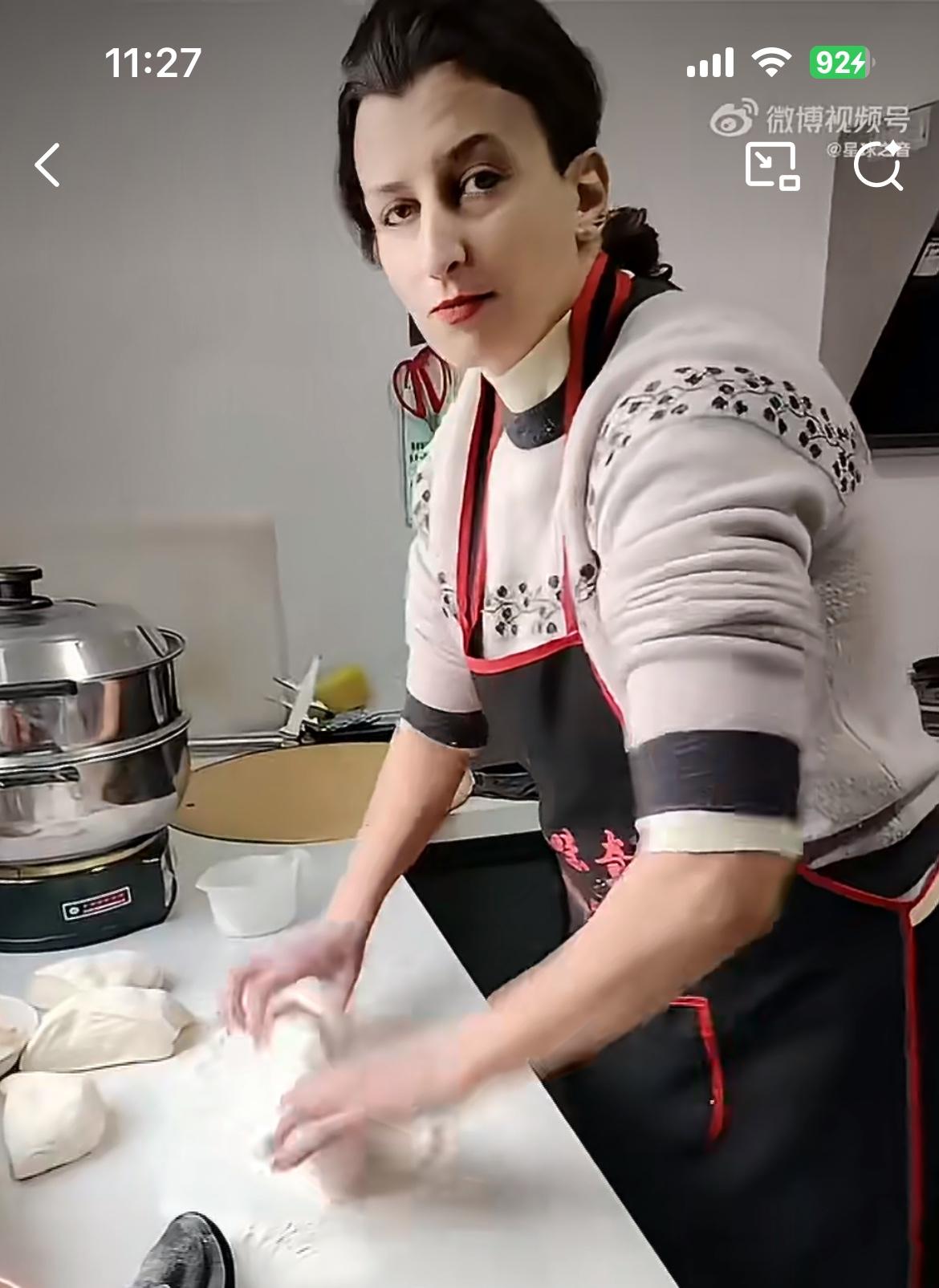 网友晒北非突尼斯老婆痘印现学现做包子，虽然包子是含泪吃完的，但流的都是幸福的汁水