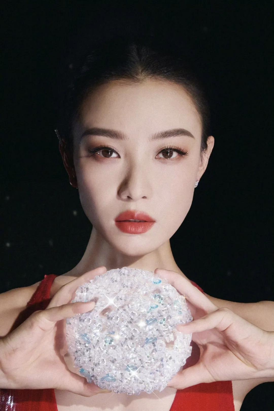 倪妮的这身裙子，正面无敌，背面也和姚晨一样？其实，总感觉旗袍一类紧身长裙不适合