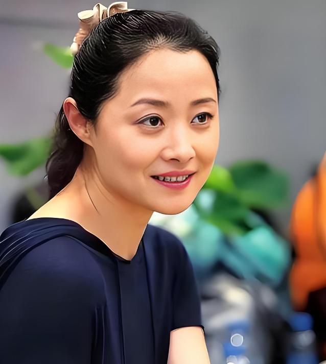 刘蓓拍完戏收工已经凌晨了，经纪人对她说，赵宝刚导演叫她去房间一下！刘蓓当时就吓懵