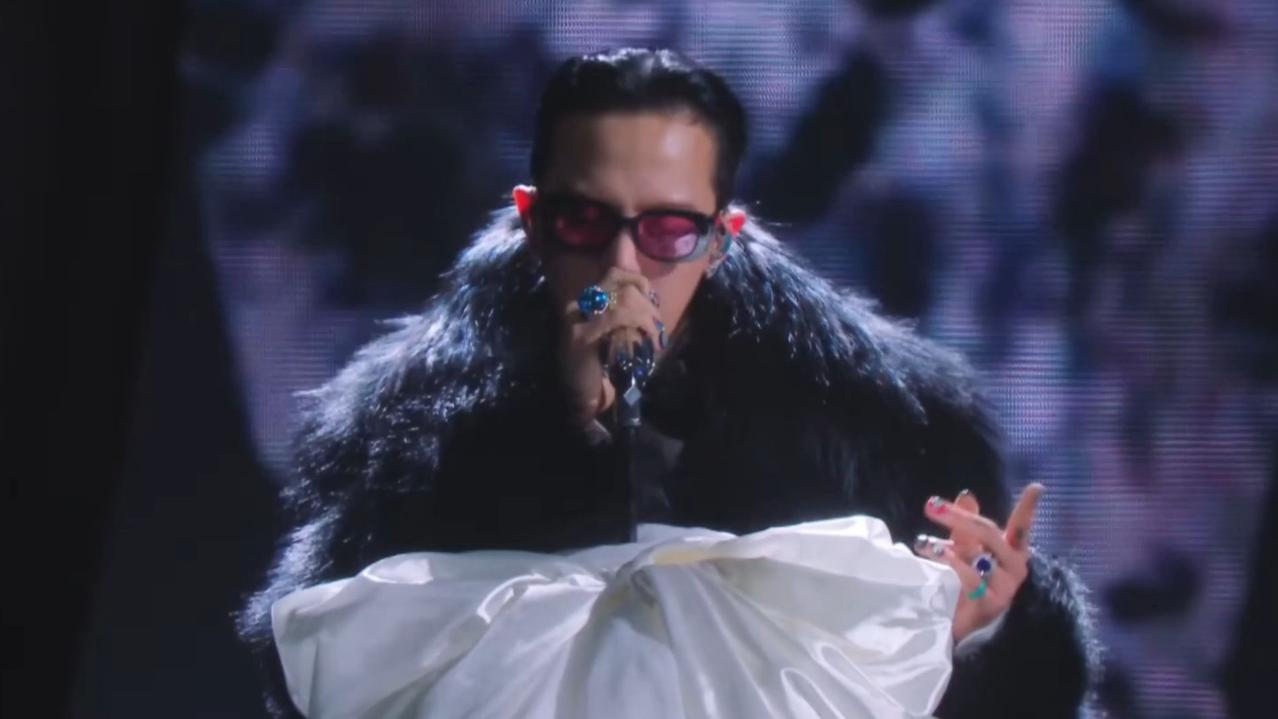 权志龙在2025MAMA舞台表演《Drama》时，全程避开“burnburn”