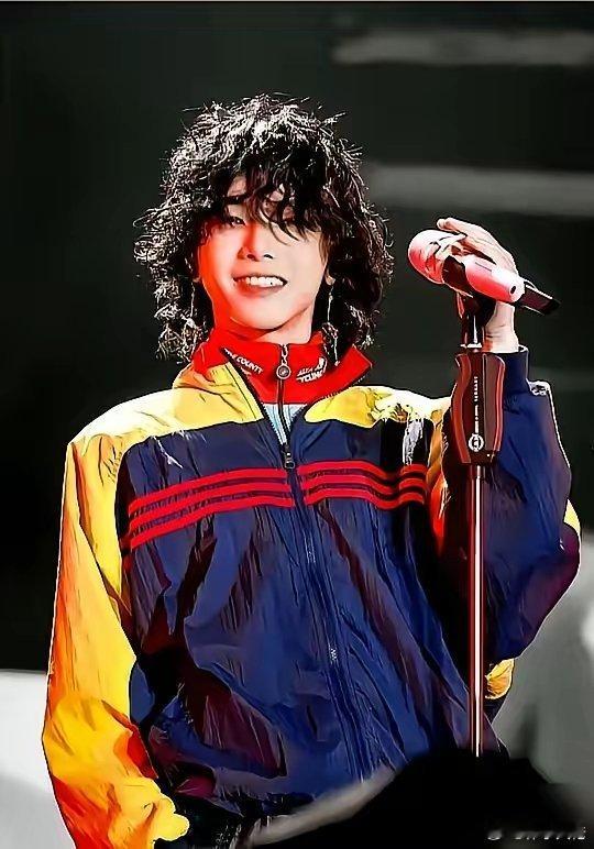 别再为华晨宇那15个亿哭丧了。我告诉你，那座20层楼高的舞台，从打下第一根桩起，