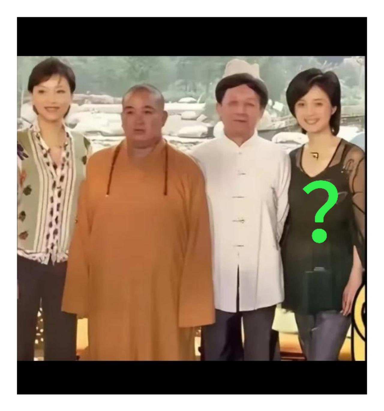 和前任少林寺方丈“释永信大师”合影的这三位名人，我只认出了穿着白色马褂笑意盈盈的