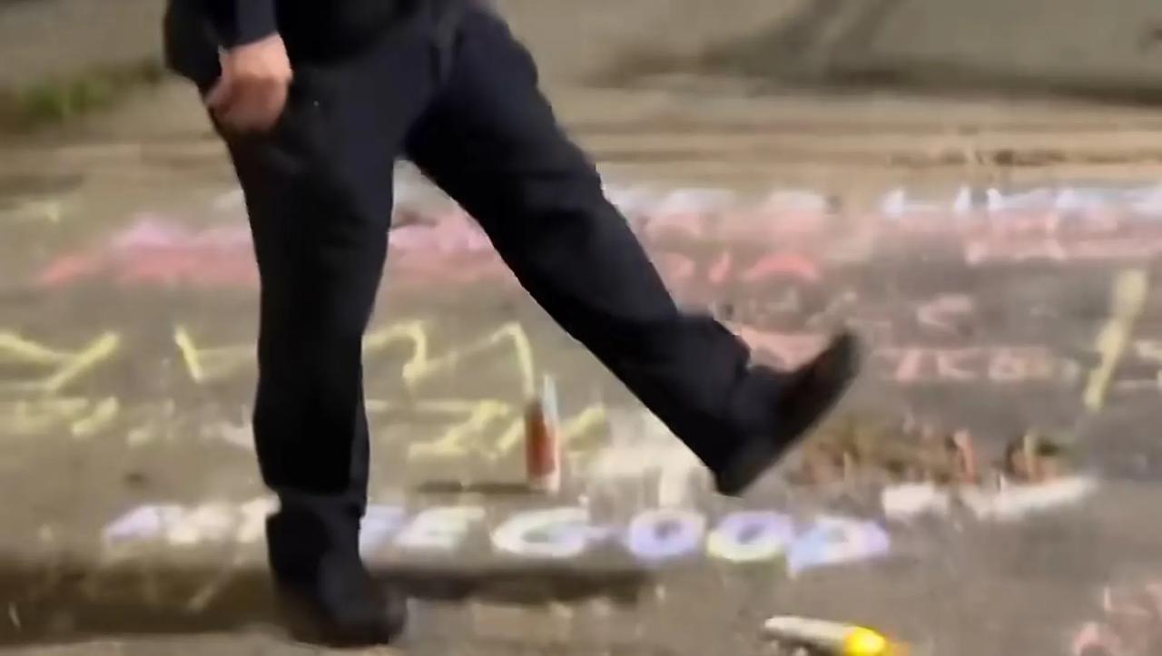 明尼阿波利斯37岁白人女子被ICE枪击身亡的事件持续发酵。越来越多的证据显示这位