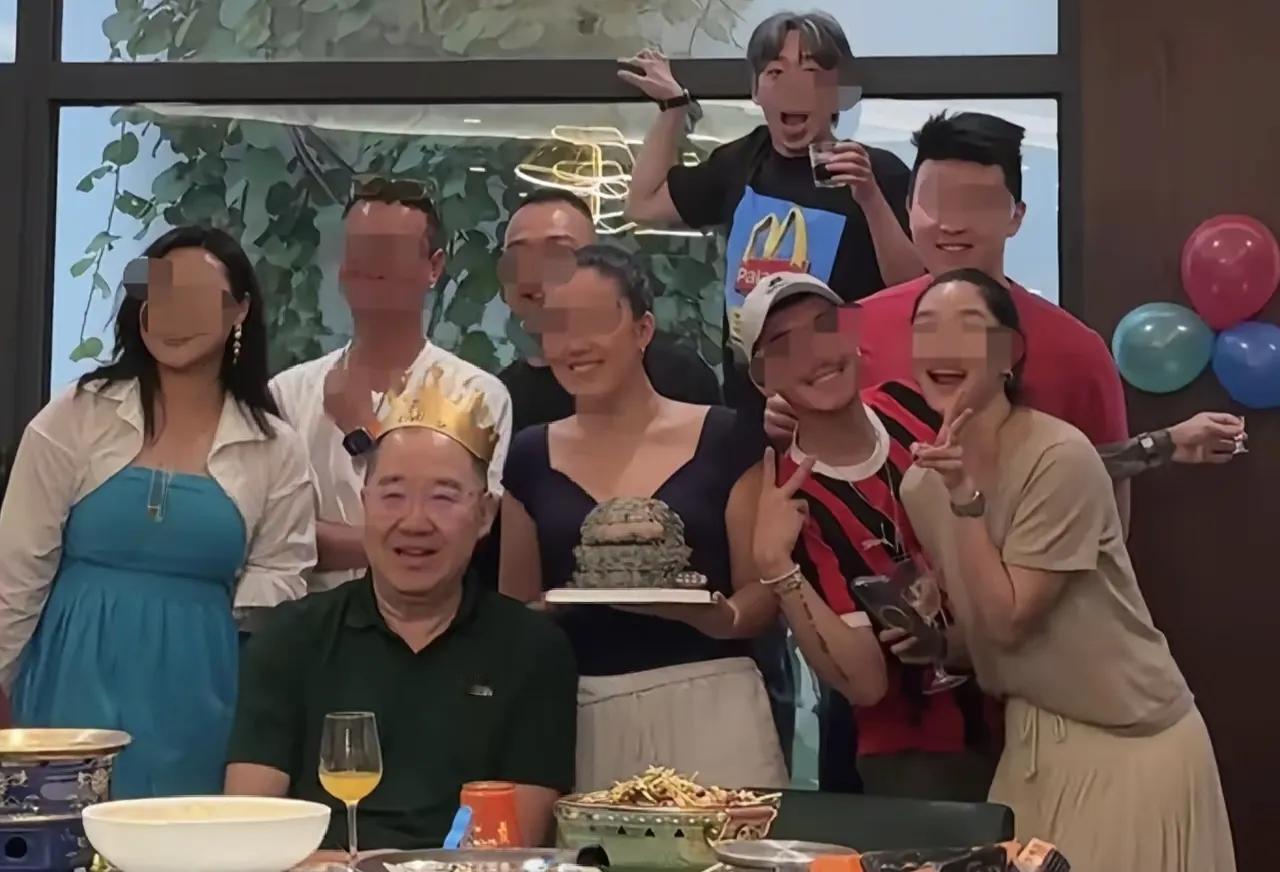 导演英达66岁庆生，众多圈内好友参加，只可惜亲儿子亲孙子未见英达66岁生日宴，