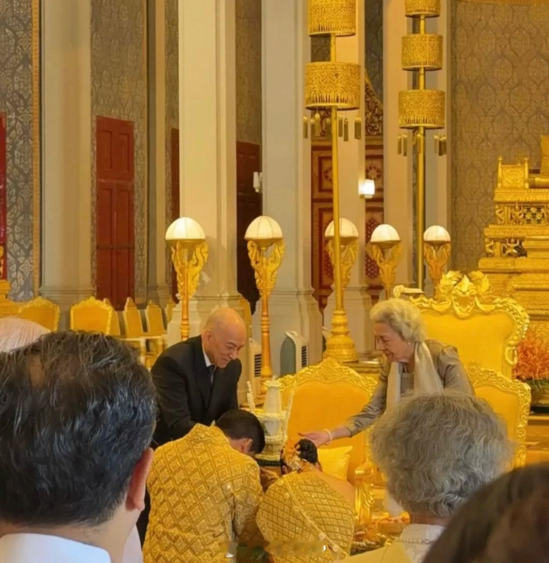 柬埔寨公主与富豪之子在王宫大婚国王、国母亲临主持！11月26日上午，已故西哈努克