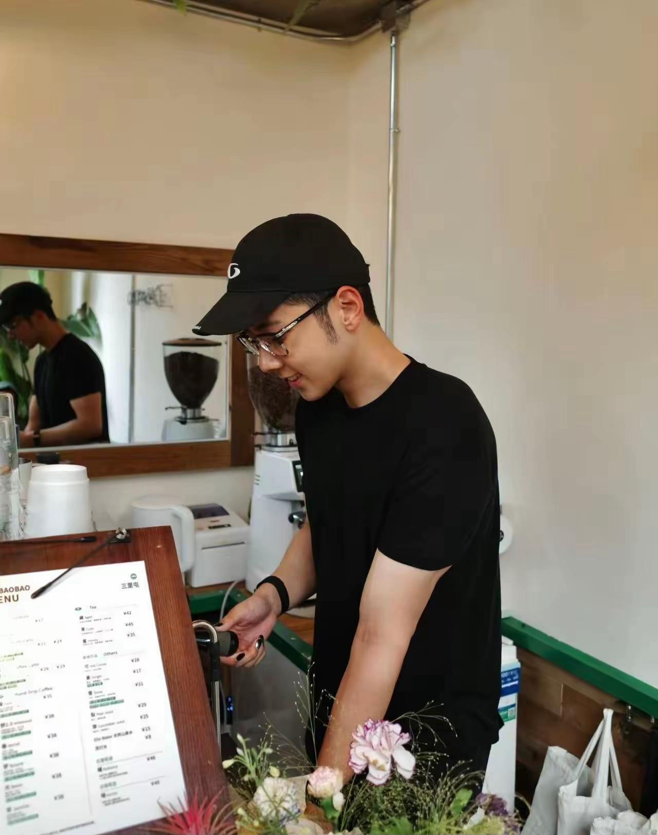 郭涛儿子石头竟然在三里屯一家咖啡店做全职店长？主持人尼格买提恰好到访门店，两