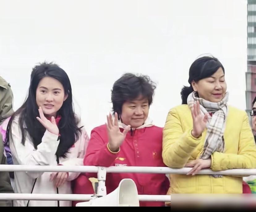 哈，看这画面笑出了声，风有点大，吹乱了发型。周继红、余晓玲、陈若琳三代跳水女