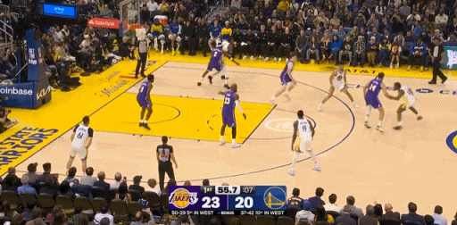 父子连线！布朗尼助攻老詹完成反击扣篮！在今天NBA常规赛湖人对阵勇士的第一节比