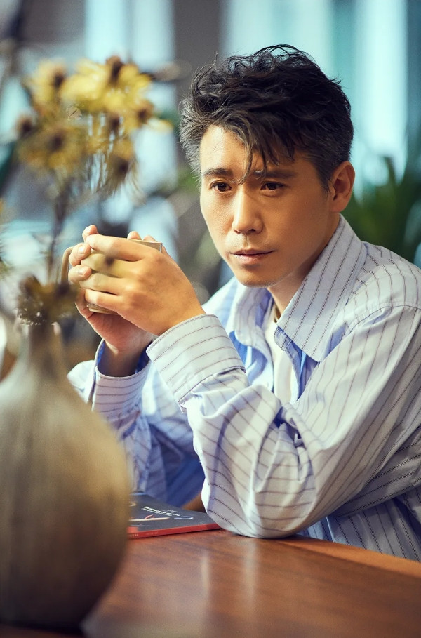 李乃文说：一次同学聚会，我举着酒杯愣是没找着朱媛媛。辛柏青默默掏出手机，屏保是
