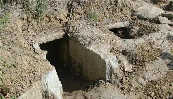 乾隆年间，一对夫妻从娘家回程，路过一片古墓。媳妇突然尿急，实在憋不住了，急着找个