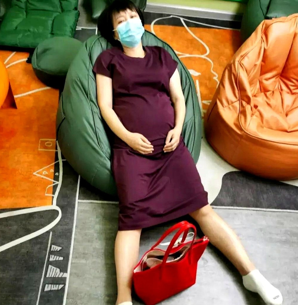 有个女的婚内做出不光彩的事，直接跟情夫住一起，没过多久还怀了别人孩子。当初那