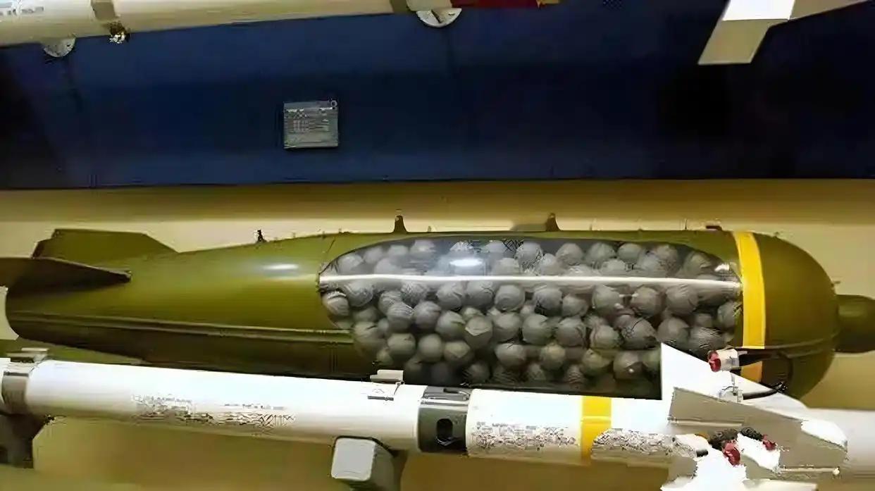 泰国军方承认在冲突中使用了集束炸弹。但泰方称只针对柬埔寨军事目标。虽然泰柬双方