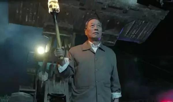 打压祁同伟的一直是陈岩石，救他的才是梁群峰。1.陈岩石的动机：