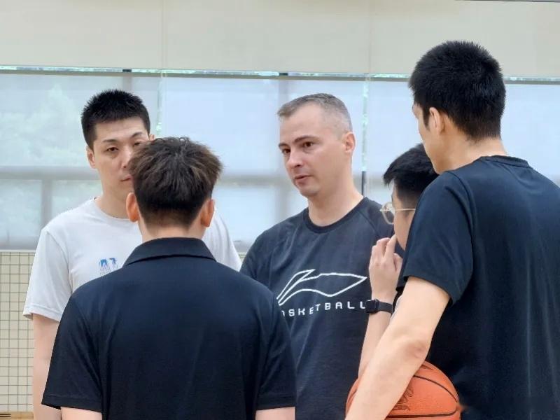 广东队外援什么时候就位？主教练亚科夫列维奇表示：“目前我们正在关注、评估很多人选