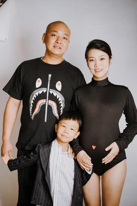 我老公做过最感人的事，得说说我生孩子的时候。当时我疼得死去活来，在产房外的他急得