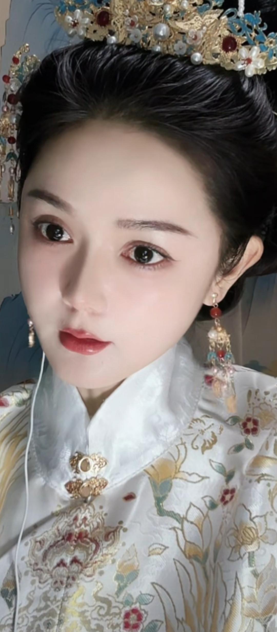 穿越时空的古典美人，精致妆容与华丽服饰相得益彰。