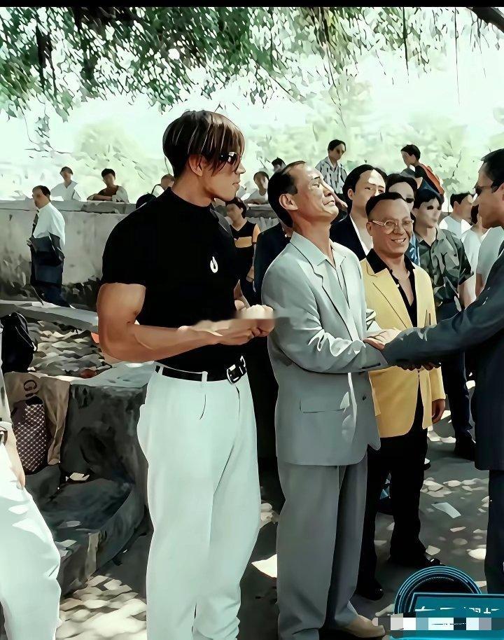 这身造型，放在现在也不算过时，你说呢。张耀扬