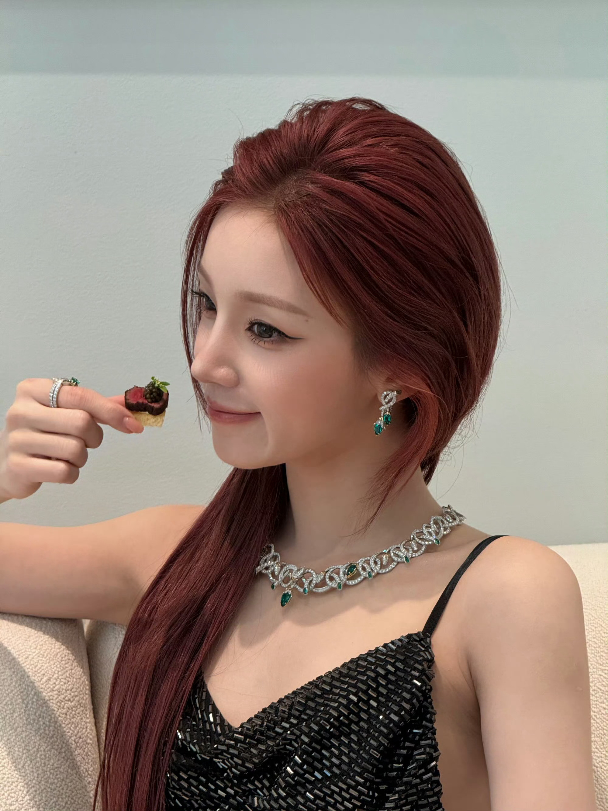 宋雨琦神图宋雨琦黑色碎钻裙黑天鹅一般的气质呀红发散落在肩颈间，黑亮片裙随动作流