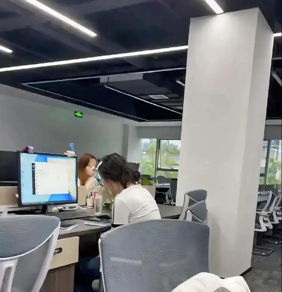 大家发现没有，很多牛马在请假和辞职时，会面对两种截然不同的对待：当你请假的时候，
