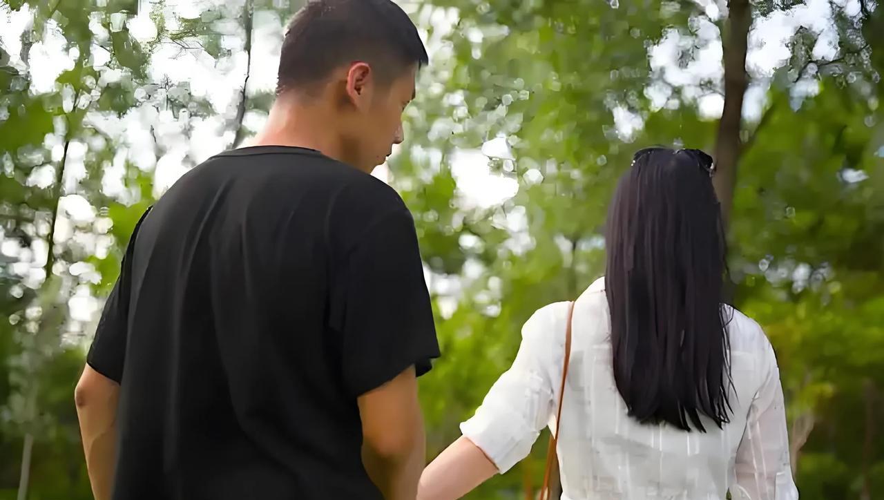 湖北黄石，40岁无业男子在网上认识一女子，隐瞒已婚有娃，和女子保持不正当关系，2