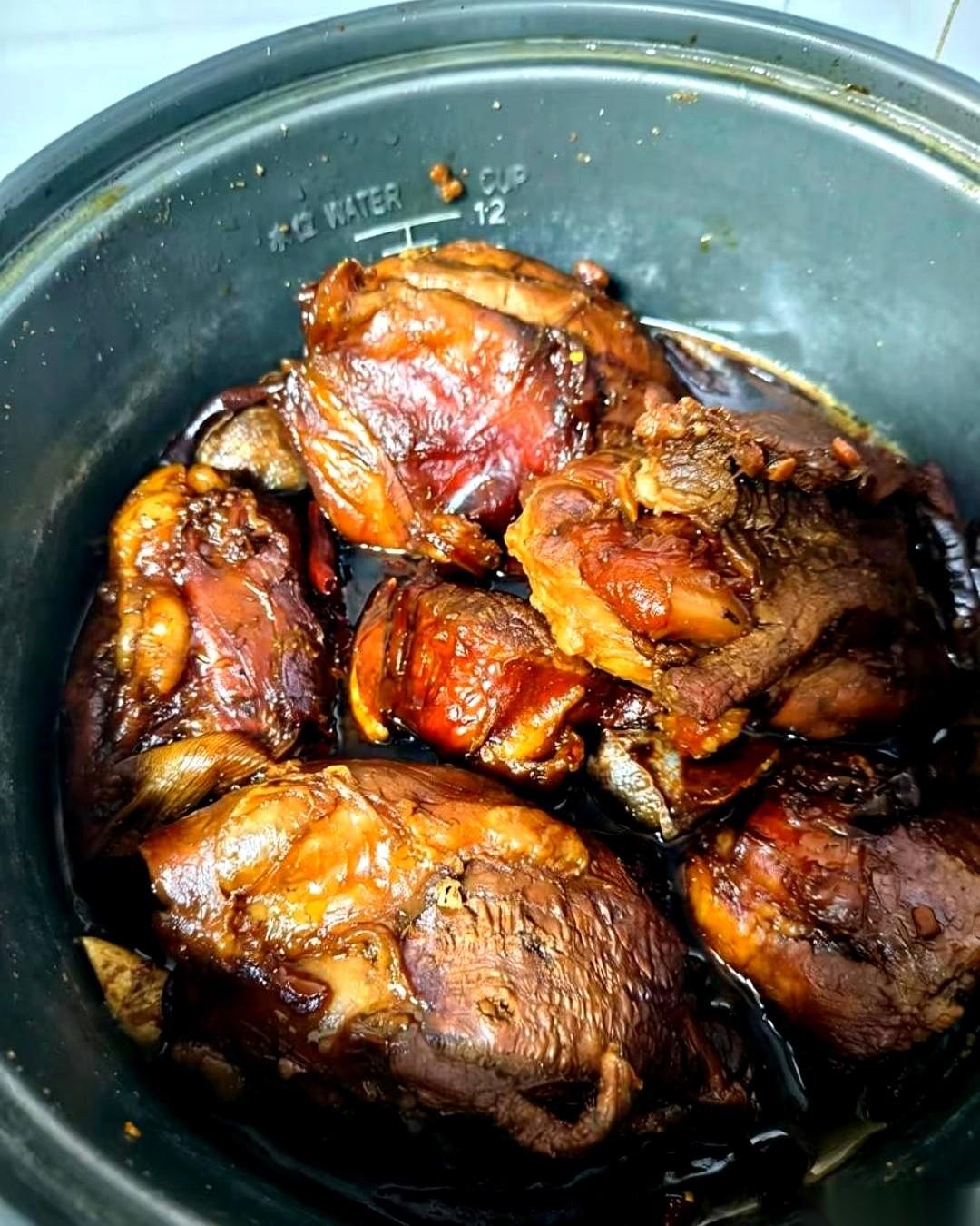 花200块钱卤锅牛肉，硬是在自家餐桌上吃出了一场“三堂会审”。老公嫌肉切太厚，