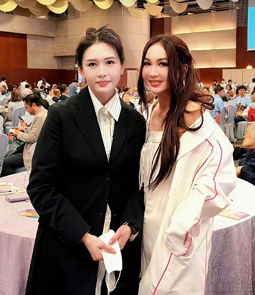 57岁的邱淑贞和59岁的温碧霞，美人就是美人，就算上年纪了，依然还是美