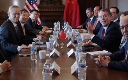 全世界谁最不希望美国垮掉？其实就是中国，是我们，老美一旦垮掉，其实很麻烦，全世界