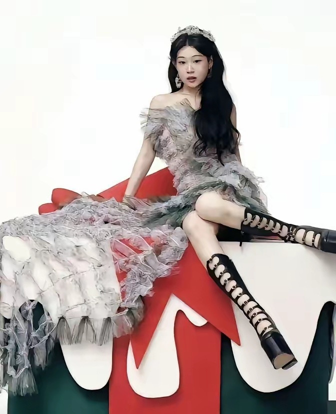 小沈阳是真舍得捧女儿，沈佳润第三次登杂志封面，颜值确实惊艳！