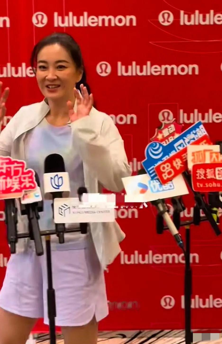 43岁的贾玲最新露面：身材苗条，皮肤紧致，眉眼如画，笑容灿烂，娇柔腰柳，下颌线明