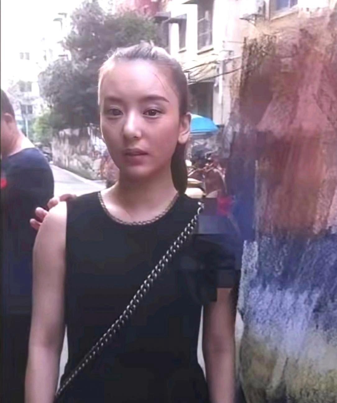 方媛和三胎女儿，脸型一模一样，感觉像生了一个自己，和郭富城毫无关系！看来基因的强