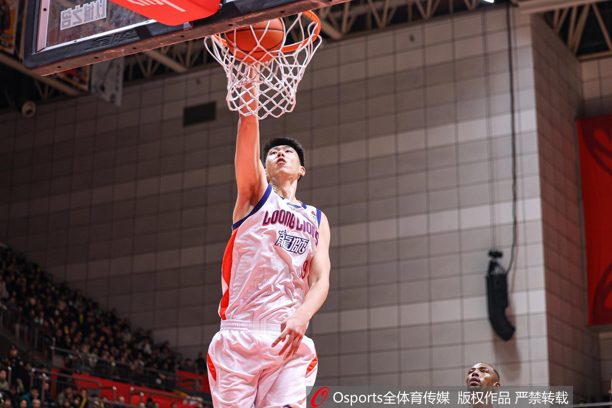 一柱擎天! 徐昕7投5中拿到13分12篮板1助1帽 6个前场板很亮眼