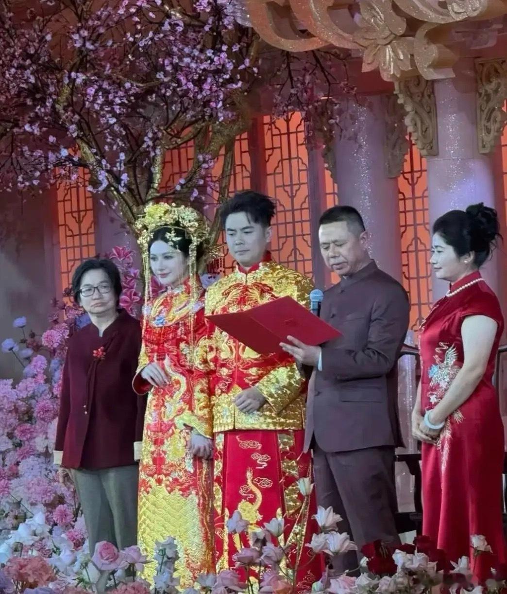 12月15日，霸王茶姬CEO张俊杰和天合光能联席董事长高海纯办婚礼，现场摆了很多