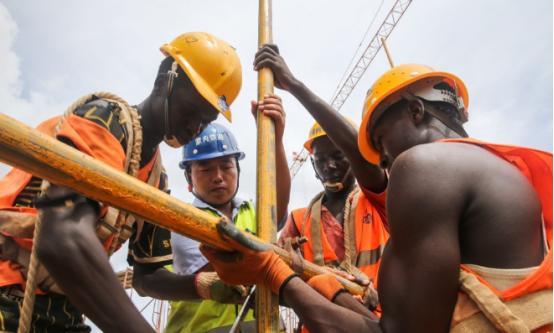 为什么很多中国人到非洲工作后就不愿意回国了?就这么说吧,在非洲可以当人上人,回国