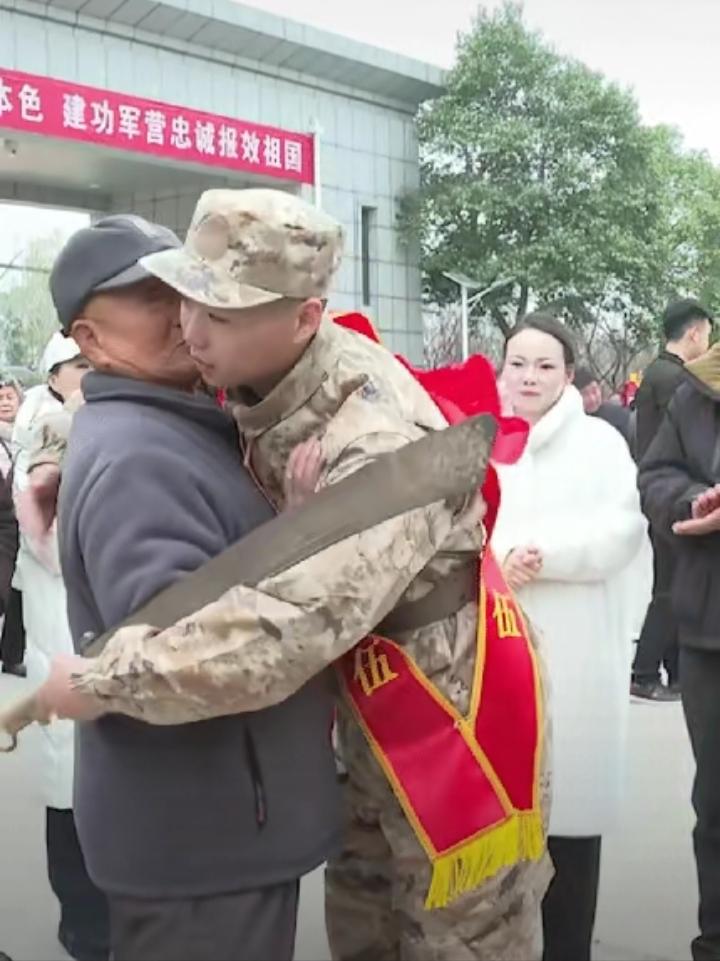 这一幕直接登上人民日报，全国网友看哭了！江苏沛县00后少年周轩宇参军入伍，在送兵