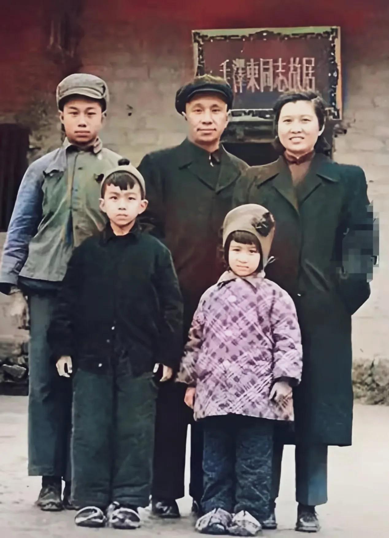 那是刚刚建国不久，为新中国的缔造立下赫赫战功的粟裕大将率夫人楚青及子女一家，怀着
