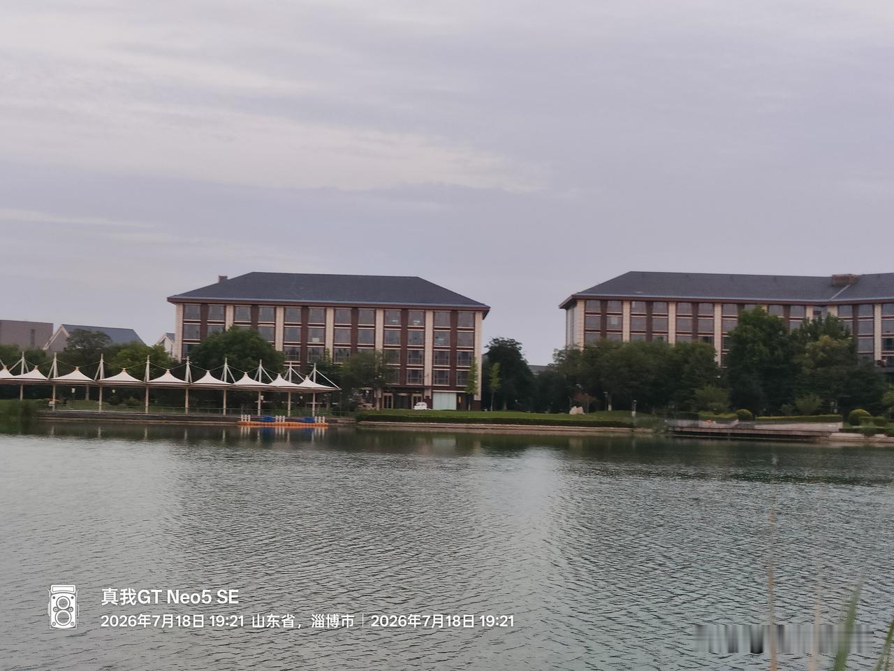 出去住院半个多月，回家后，感觉真好。出门碰到邻居，我赶忙想打招呼，毕竟半个月没见