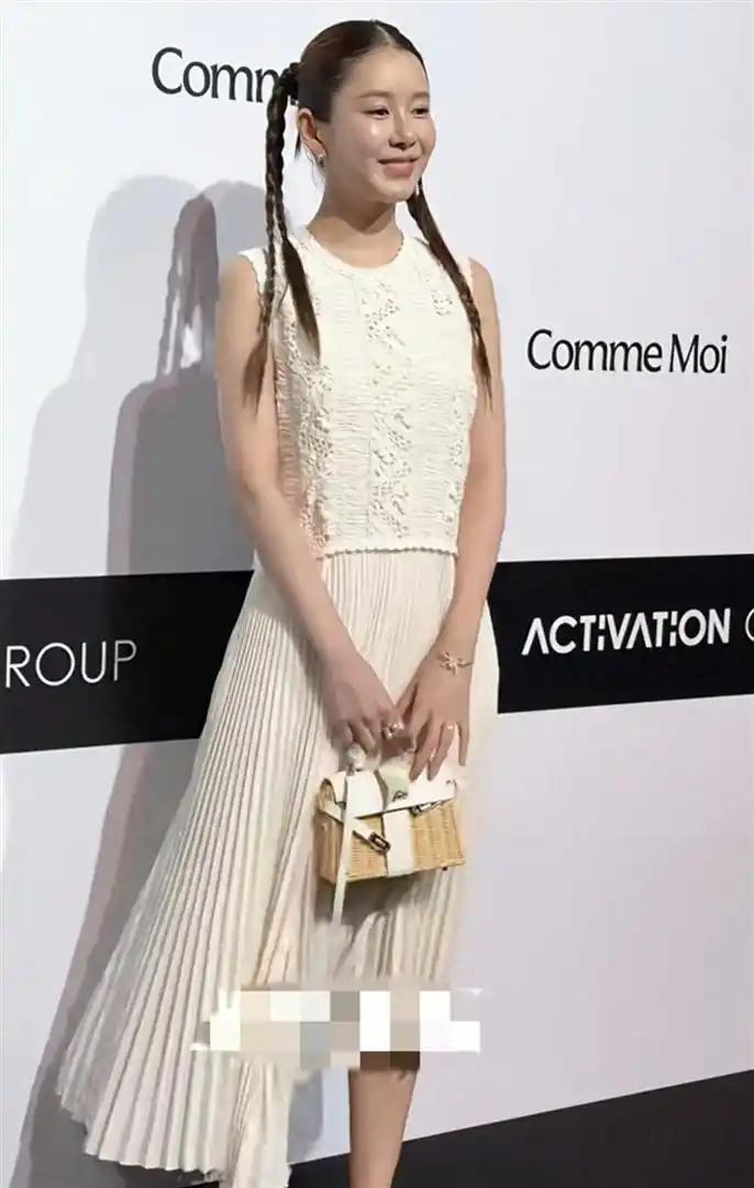 张子萱终于敢大大方方走上红毯了。结果镜头怼脸一拍，网友全傻了。3月27号那天