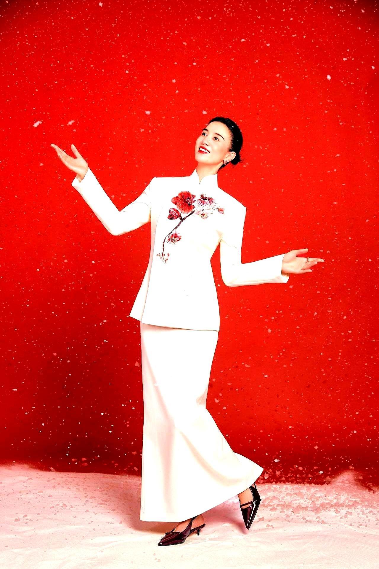 你敢信？春晚导演让宋佳回家演个暖妈，她反手在零下30度的冰上，穿得比雪还冷，那步