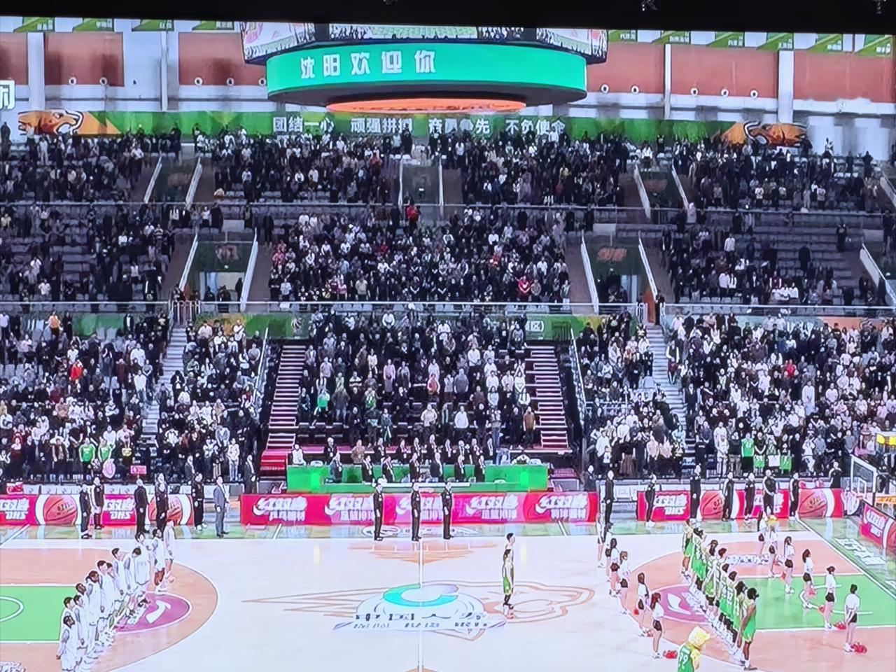 这就是辽篮主场的上座率，比赛都开始了，球场前还大面积空场，这是辽篮历史上罕见的。