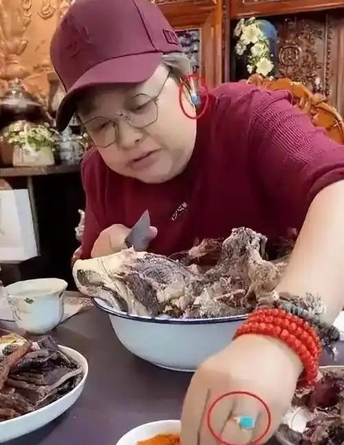 不管有没有问题，韩红的人设已塌方！我一直认为，韩红是演唱界的清流，有大爱的人