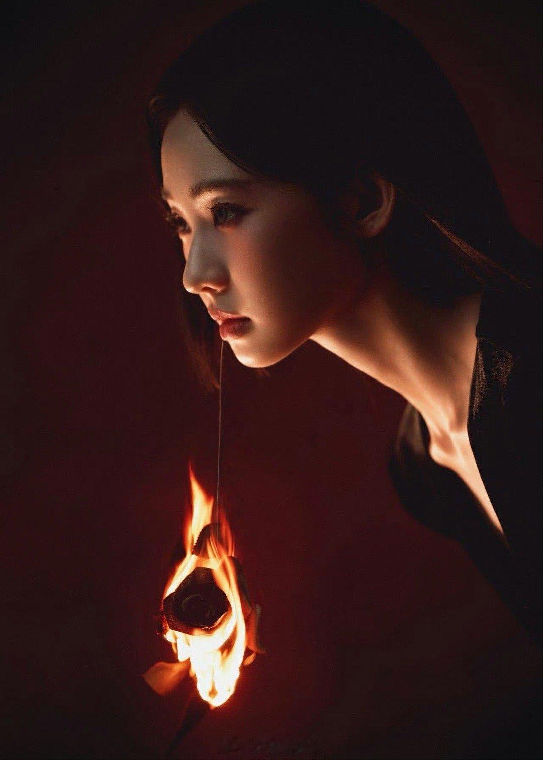 张艺凡哥特风美成啥了冷艳女神氛围感直接拉满！黑色V领长裙贴合身形，利落的剪裁衬