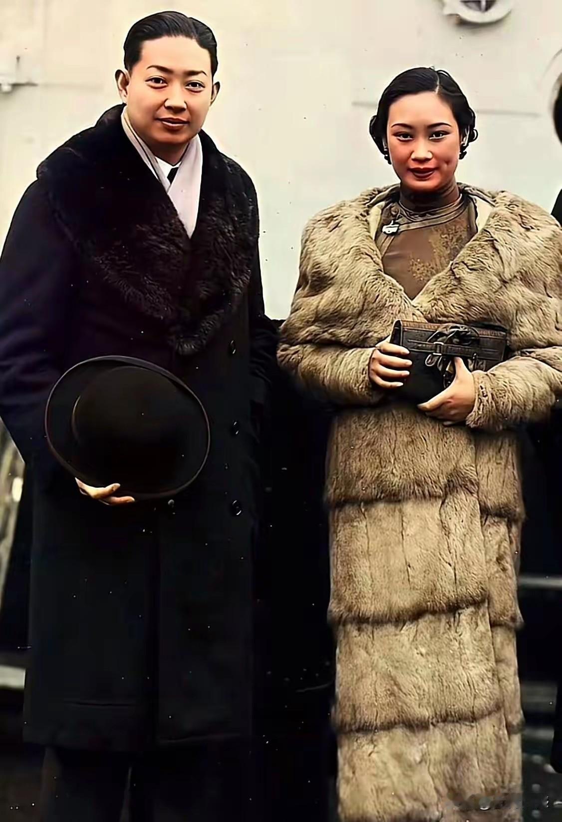 梅兰芳和胡蝶的这张合影，最让我感兴趣的，是他们当时的穿着打扮，胡蝶穿的是一身皮草