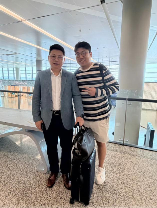 余承东也太拼了！6月26日一大早，两位汽车博主在上海机场安检口看见他的时候都愣住