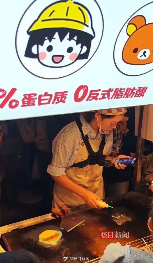 成都抚琴夜市最近出了个“大神摊”——卖卡通煎饼。老板把面糊当颜料，几笔就给你“画