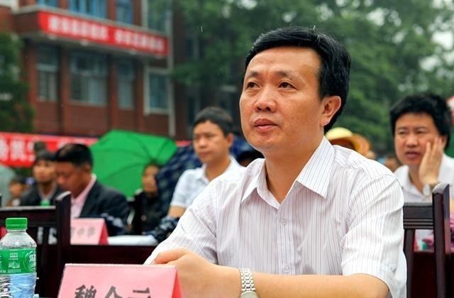 实在搞不懂他到底贪图什么？一个干部如果天天和纪律打交道，按理说应该比谁都清楚红
