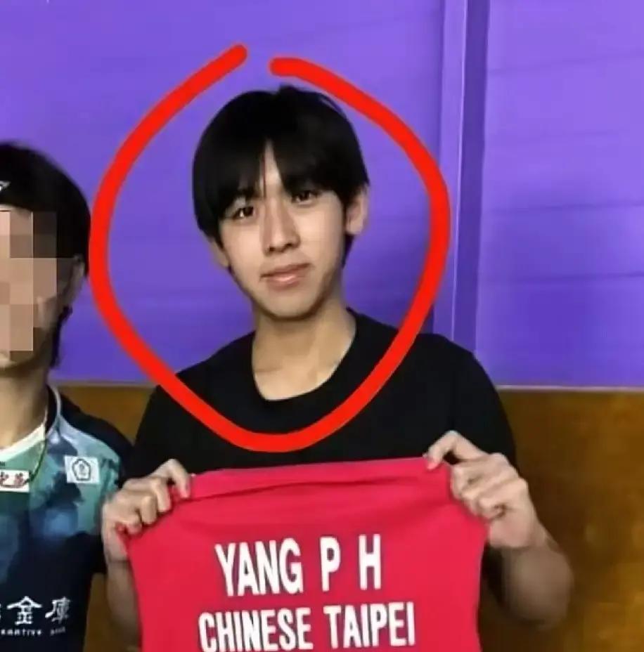 Kimi近照一出来我直接愣住。小时候软萌小正太，现在16岁鼻子突然放大，整张